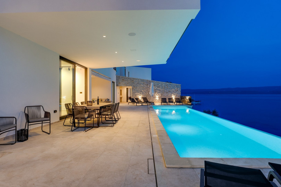 Villa Kiara is a luxury and well equipped 4-star villa with 5 en-suite bedrooms, each with sea views, and it is located on a 875 m2 plot