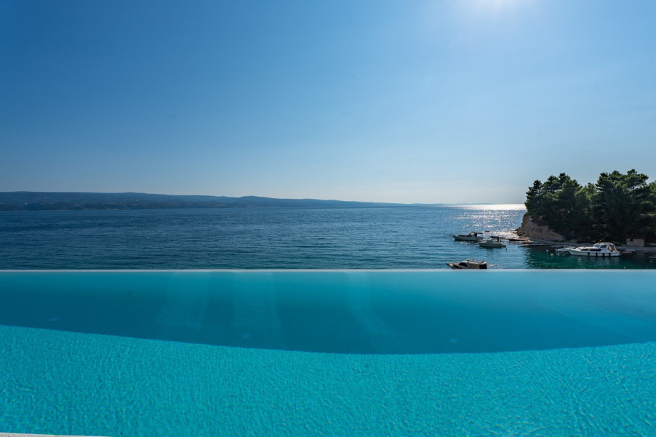 Villa Kiara is a luxury and well equipped 4-star villa with 5 en-suite bedrooms, each with sea views