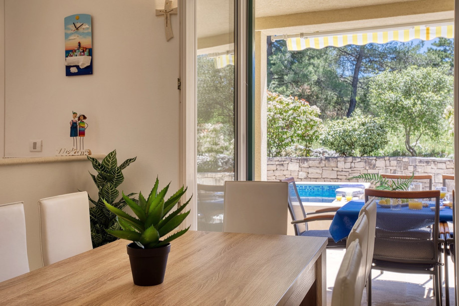 A dining table with a direct approach to the pool area