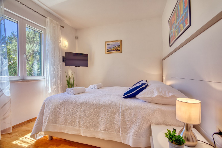 Bedroom No1 (ground floor) with king-size bed 180 x 200cm