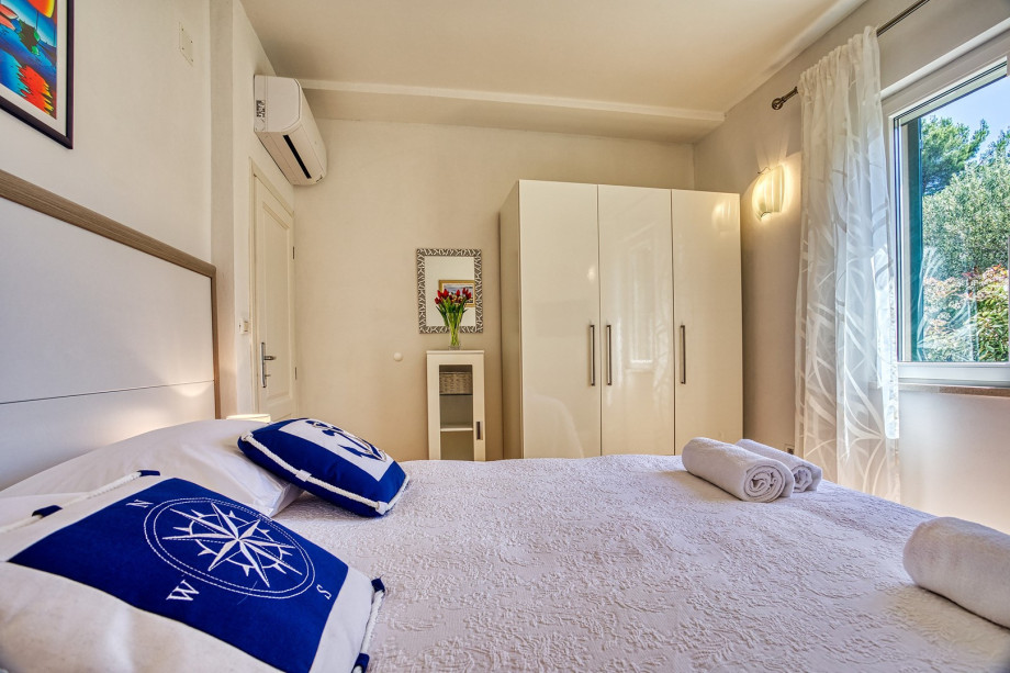 The owner has provided  very comfortable beds, and bed linen