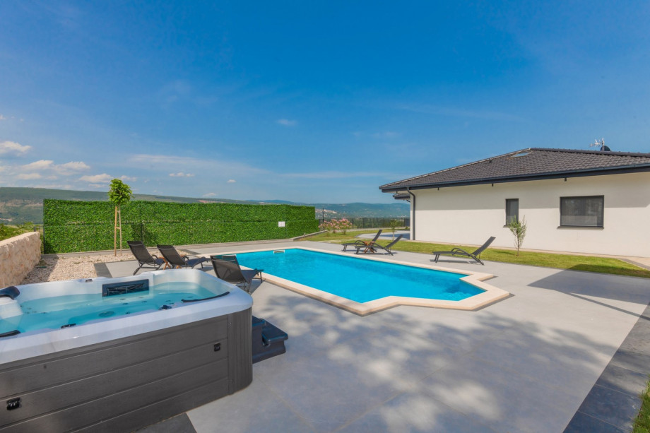 3 en-suite bedrooms, playground, Table tennis, PlayStation 5, Playhouse with slide and swing