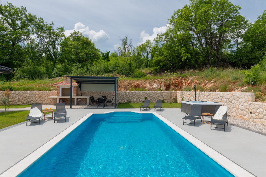 Heated swimming pool 8m x 4m with an advanced electrolysis system for crystal-clear water