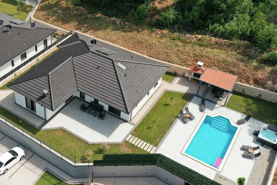 Vacation Rental Home with 3 en-suite bedrooms, Finnish sauna, a Whirlpool, private and heated swimming pool