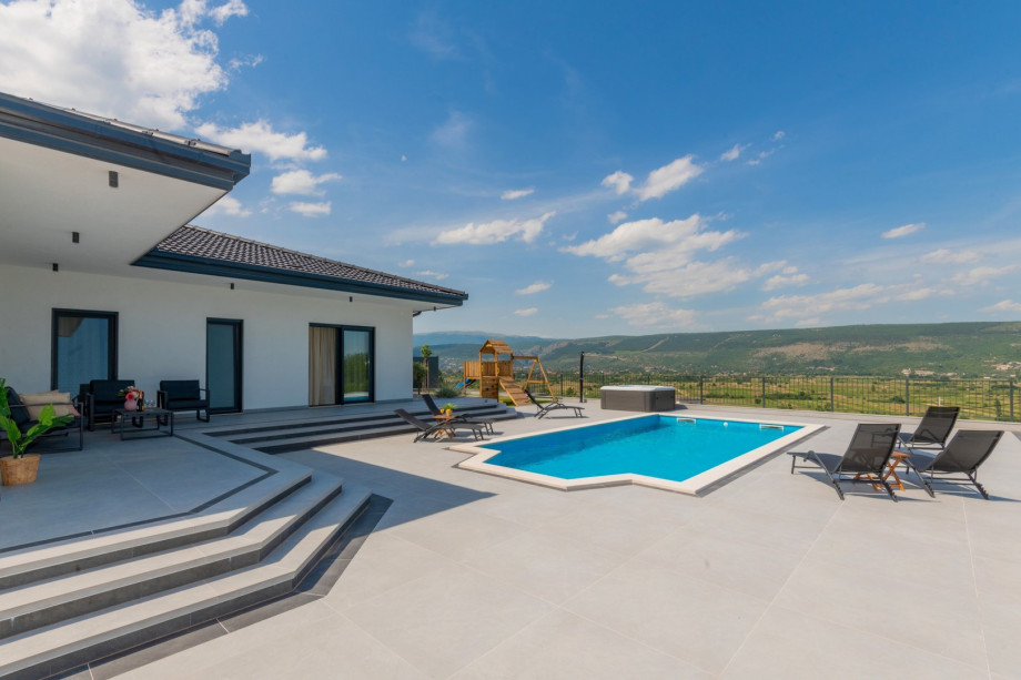 Die Villa bietet einen herrlichen ungestörten Blick auf Natur und Felder