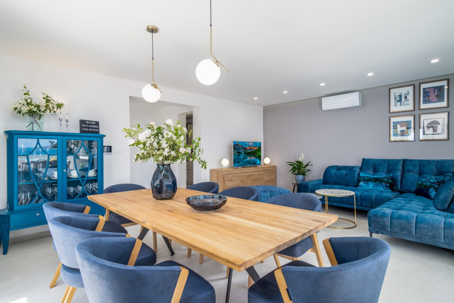 Comfortable sofas with a flat-screen TV, A/C, a dining area for 8 people