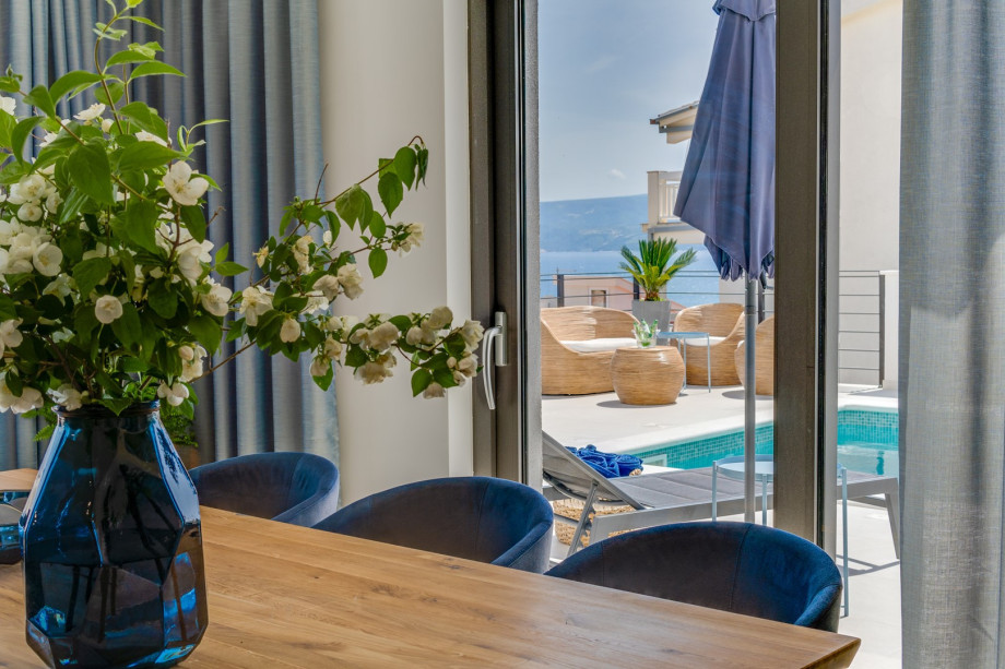 Dining area for 8 people and a direct approach to the outdoor dining area and pool