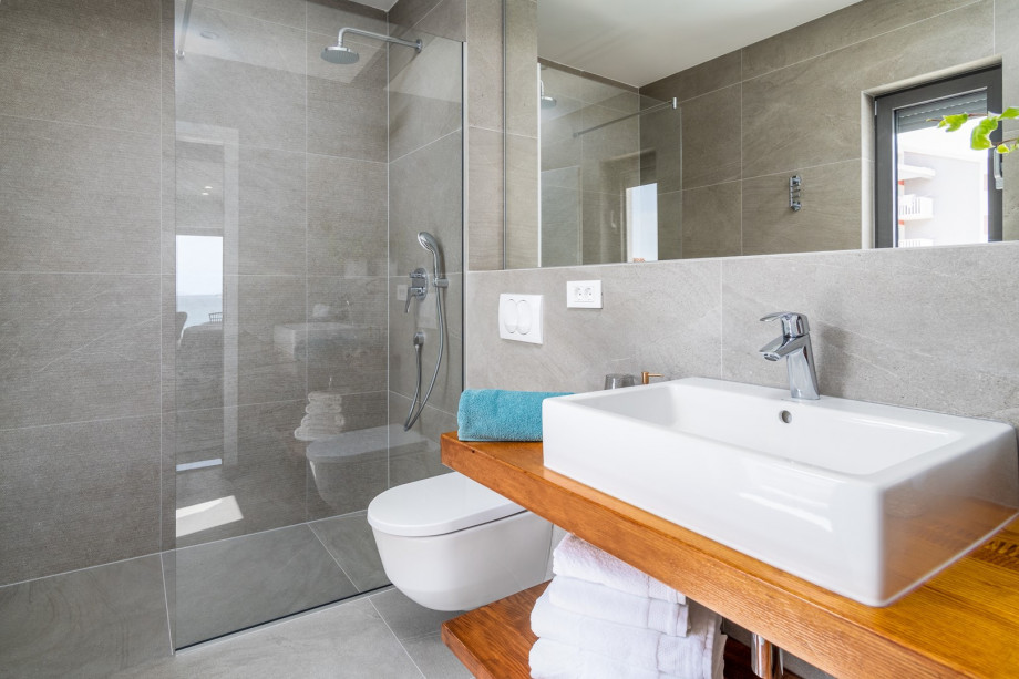 En-suite bathroom No.1 with a shower