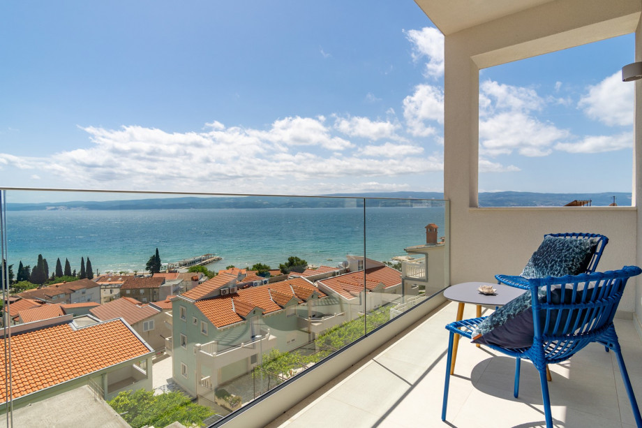 A balcony with sea views, shared with Bedroom No4