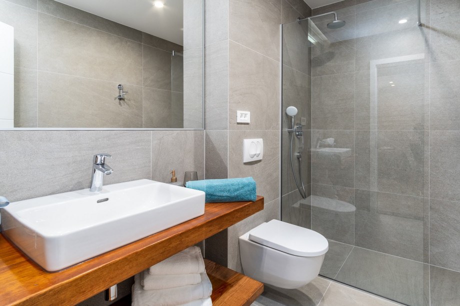 En-suite bathroom No.4 with a shower