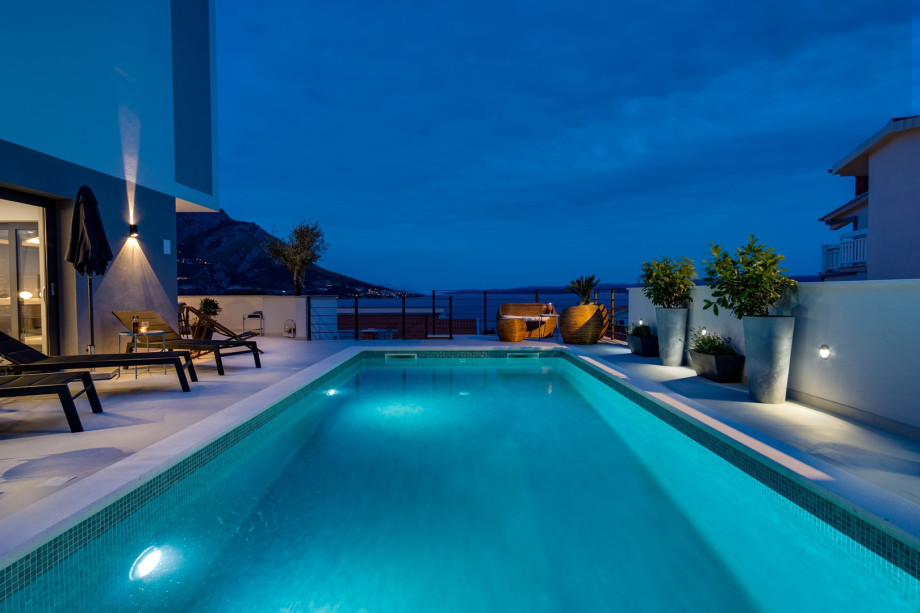 Private 32sqm heated pool with hydromassage