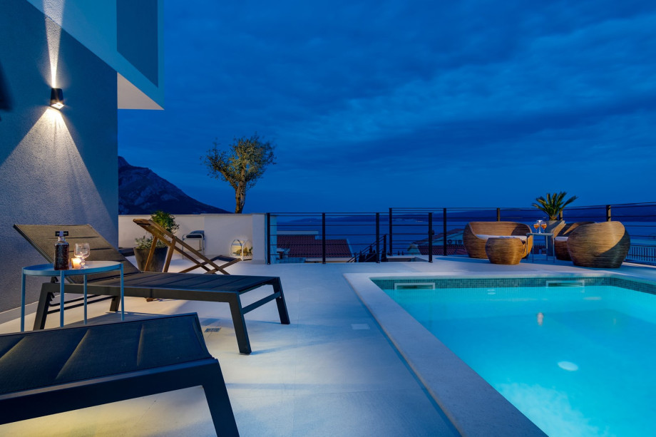 Private 32sqm heated pool with hydromassage