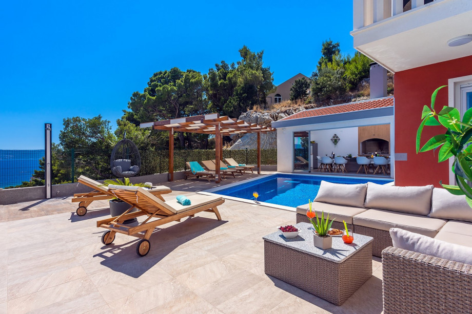 Privater Pool und Poolbereich mit Sommerküche verbunden