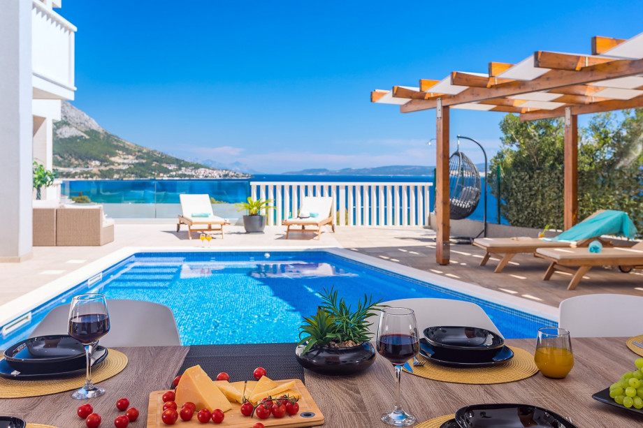 Erstaunliche Aussicht auf Meer, Insel Brac und Omis von der voll ausgestatteten Sommerküche