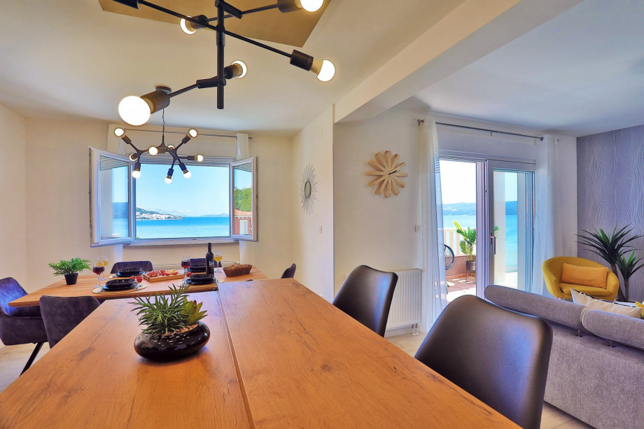 Fully equipped kitchen and comfortable dining area (1st floor)