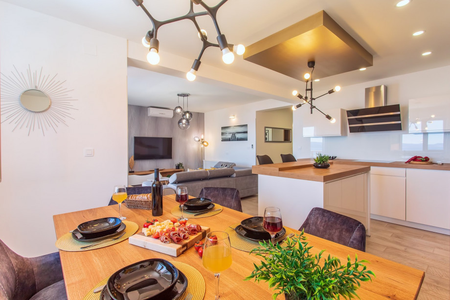 Fully equipped kitchen and comfortable dining area (1st floor)