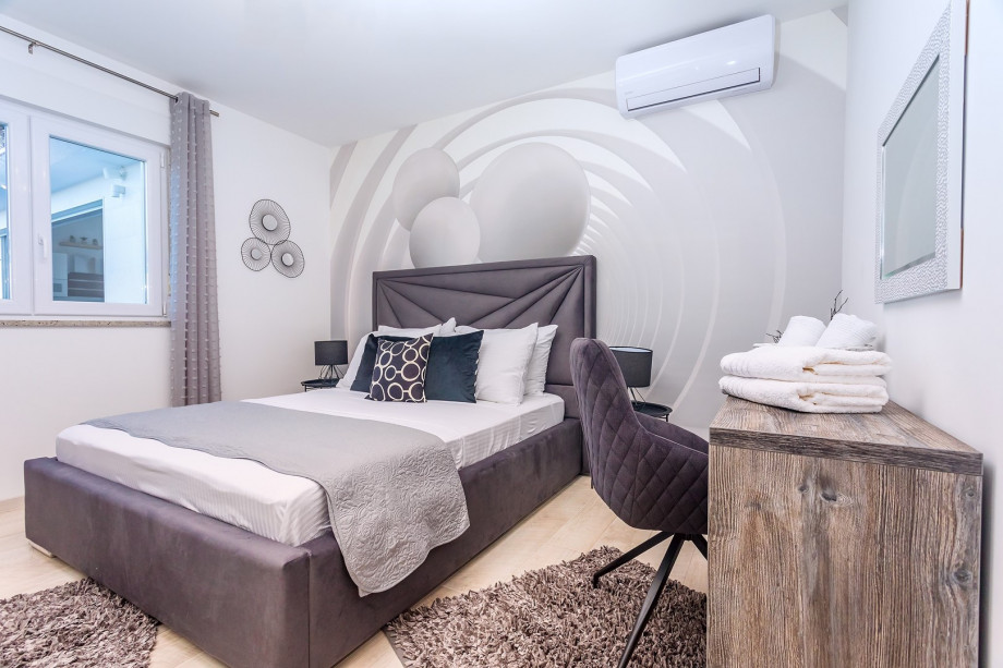 Air-conditioned Bedroom No 1 with double bed, AC, TV (1st floor)