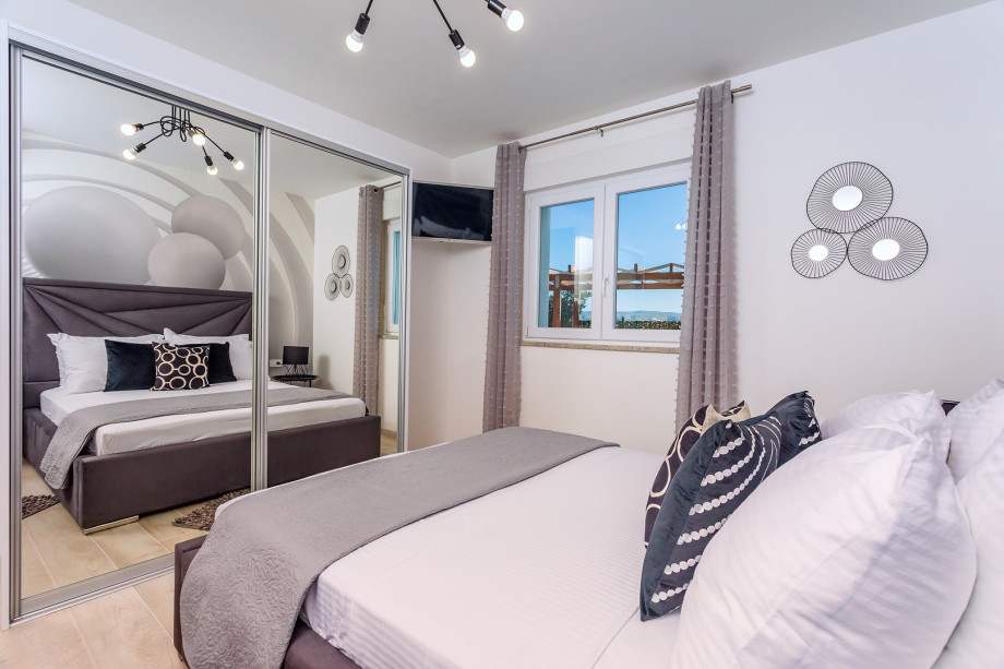 Air-conditioned Bedroom No 1 with double bed, AC, TV (1st floor)