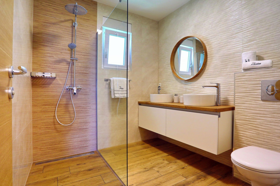 Family bathroom No 1 with shower (1st floor)