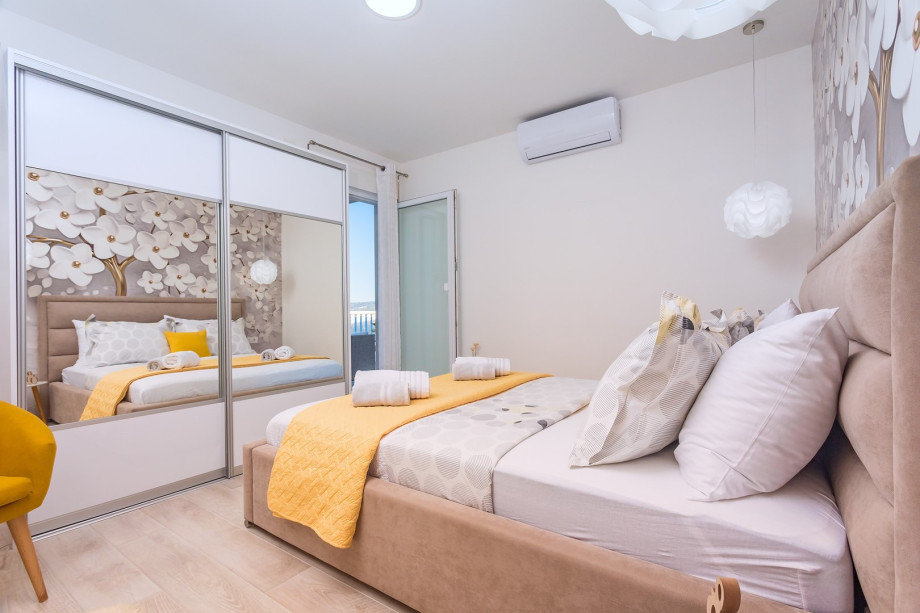 Air-conditioned bedroom No2 with double bed and exit to the pool, AC, TV (1st floor)