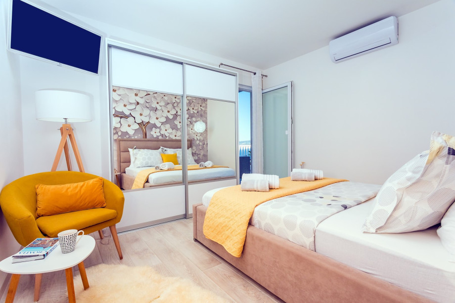 Air-conditioned bedroom No2 with double bed and exit to the pool, AC, TV (1st floor)