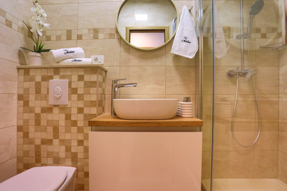 Family bathroom No 2 with shower (1st floor)