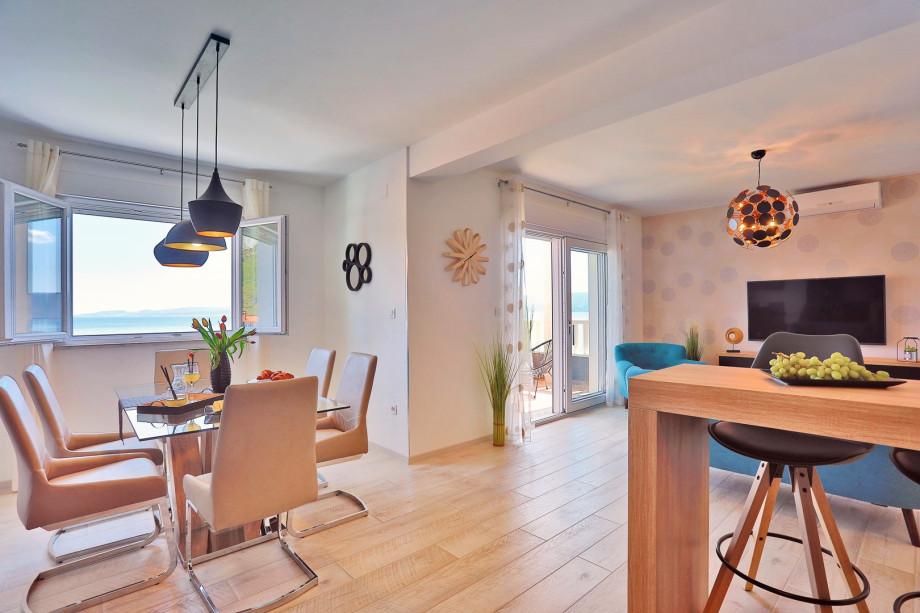 Fully equipped kitchen with dining area on the 2nd floor