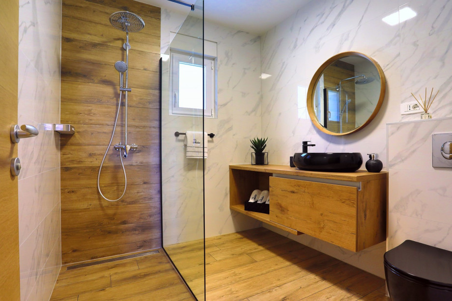 Family bathroom No 3 with shower (2nd floor)