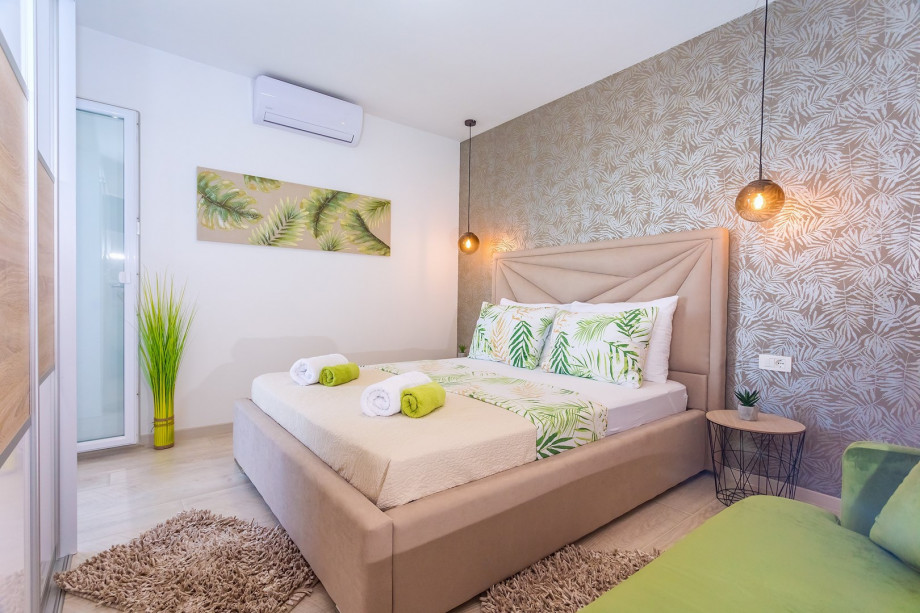 Bedroom No4 with double bed, AC, TV, balcony (2nd floor)