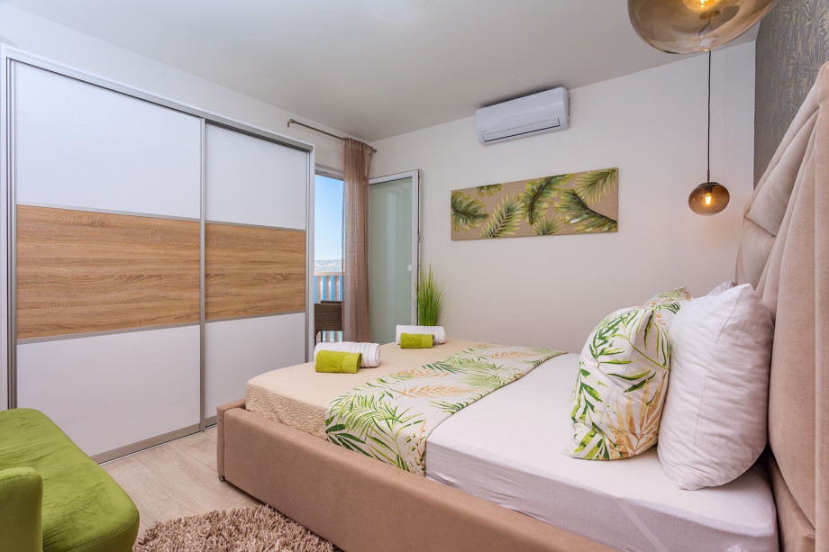 Bedroom No4 with double bed, AC, TV, balcony (2nd floor)