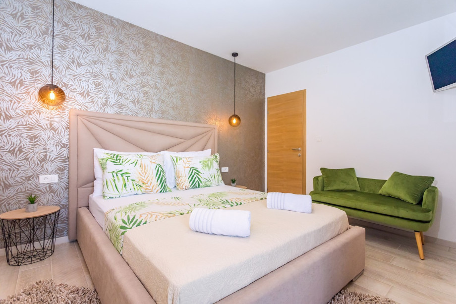 Bedroom No4 with double bed, AC, TV, balcony (2nd floor)