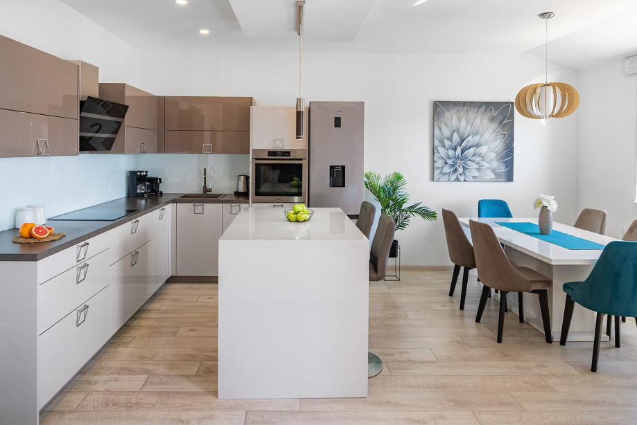 Fully equipped kitchen with kitchen island and dining area