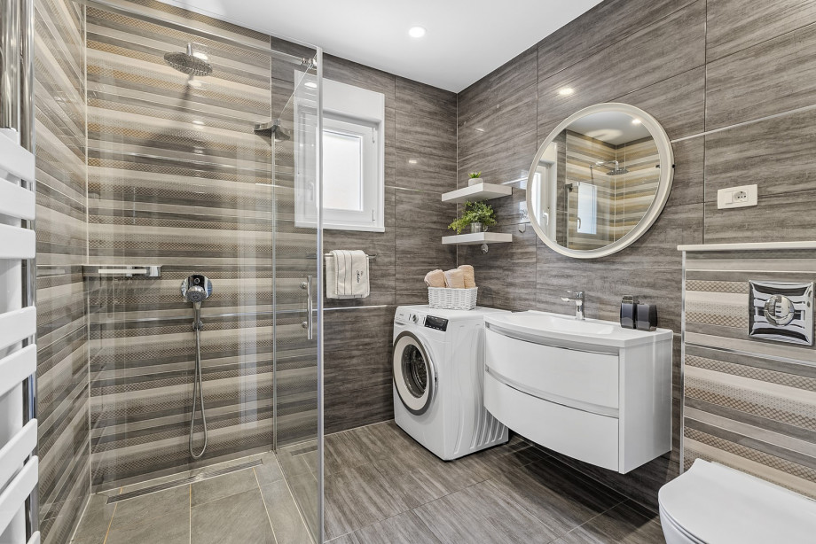 Family bathroom No. 5, walk-in shower and washing machine