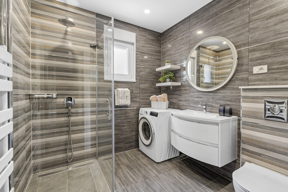 Family bathroom No. 5, walk-in shower and washing machine