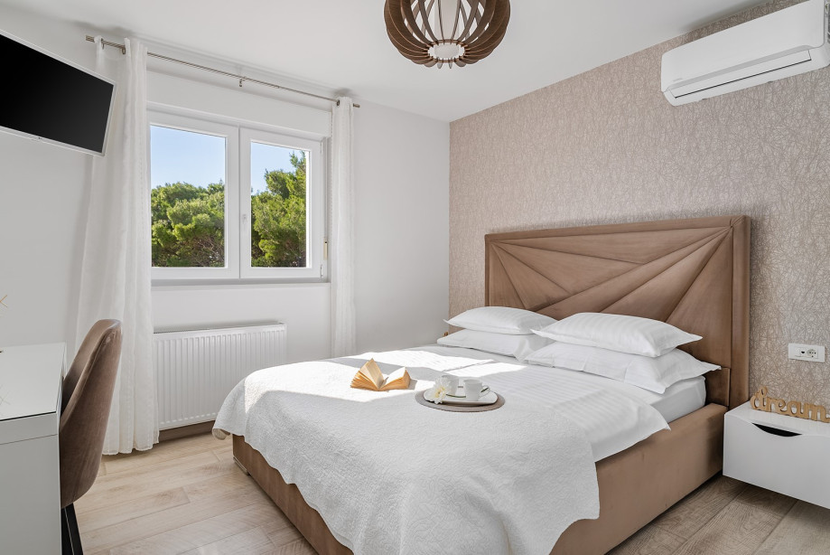 Bedroom No5 with double bed, AC, TV, (3rd floor)