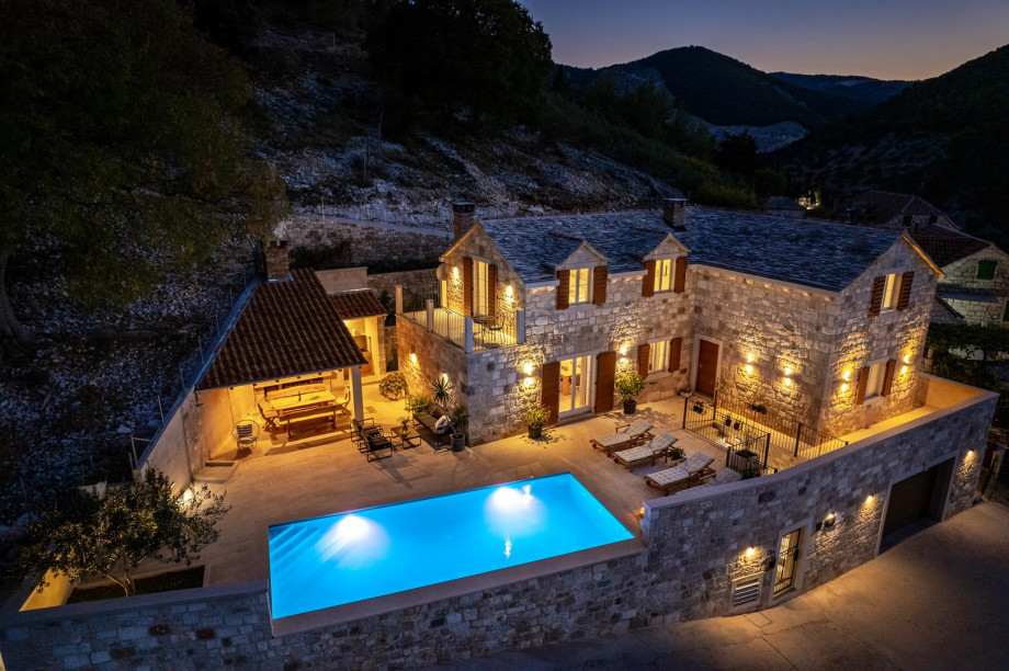 Traditionelle und luxuriöse Villa mit 4 Schlafzimmern, beheiztem Pool und Meerblick.