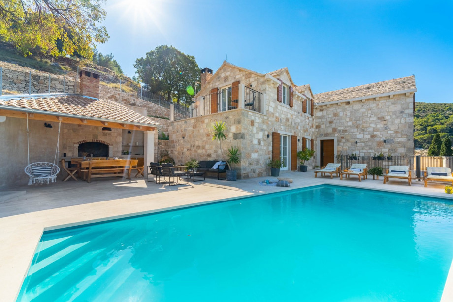 Villa Ani ist mit Panoramablick auf das Dol-Tal und das Meer.