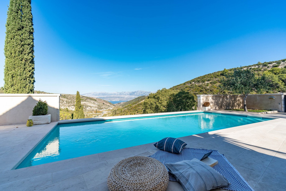 With panoramic views of the Dol valley and sea, and it can accommodate up to 8 people.