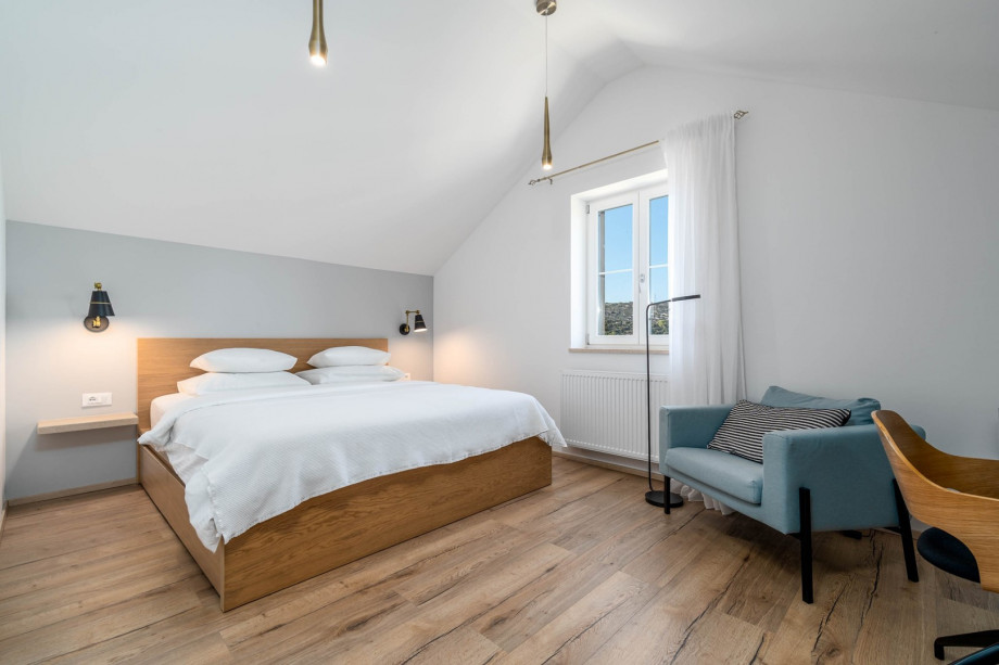 Bedroom No2 (15sqm) with a king size bed 180cm x 200cm, air-conditioning, en-suite bathroom with a shower.