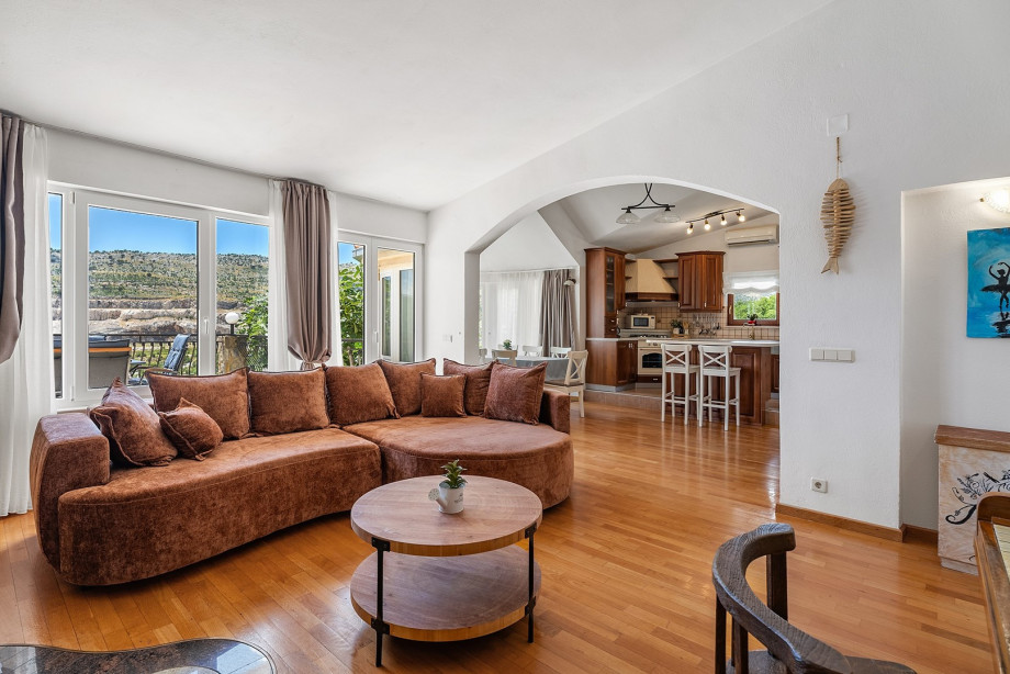 Bright and spacious living area with an open view and exit to the terrace