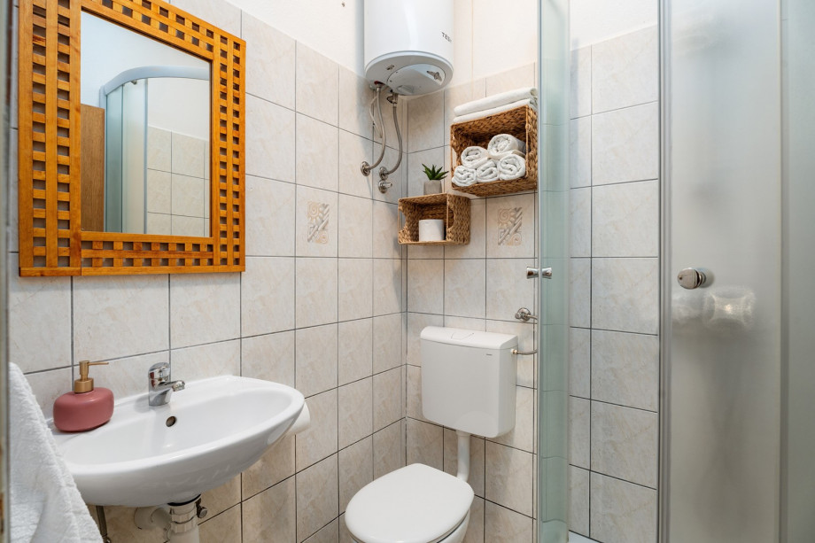 Bathroom No.1 in master bedroom