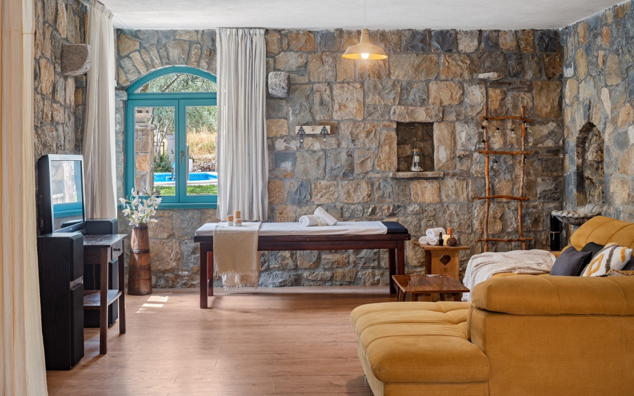 Bedroom No.4, relaxing area with a table for massage