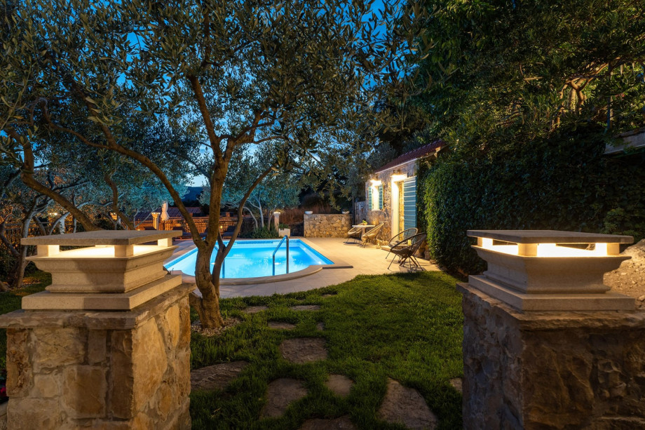 Villa Vultana with 30m2 private, heated pool and summer kitchen