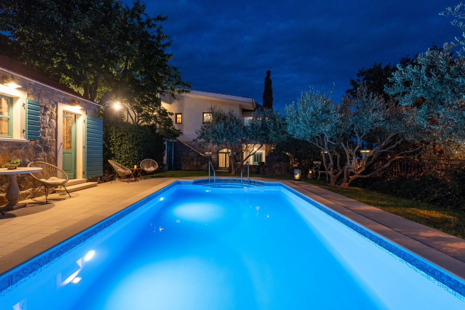 Villa Vultana with 30m2 private, heated pool and summer kitchen