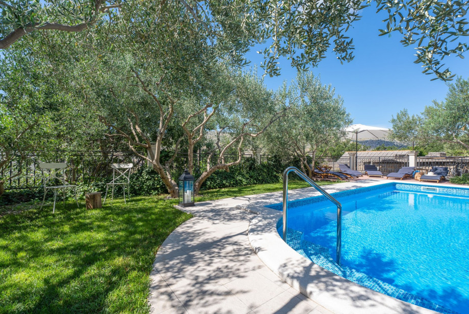 Villa Vultana is situated in the village Srinjine near Split