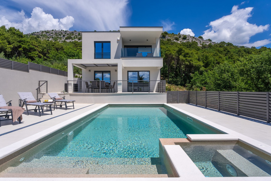 NEW Hillside Villa Paradise with Heated pool, Gym, Fun zone