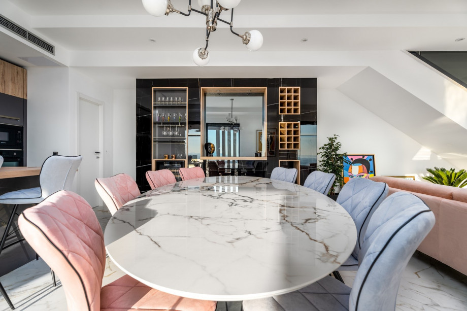 Dining area overviewing the sea and pool area.