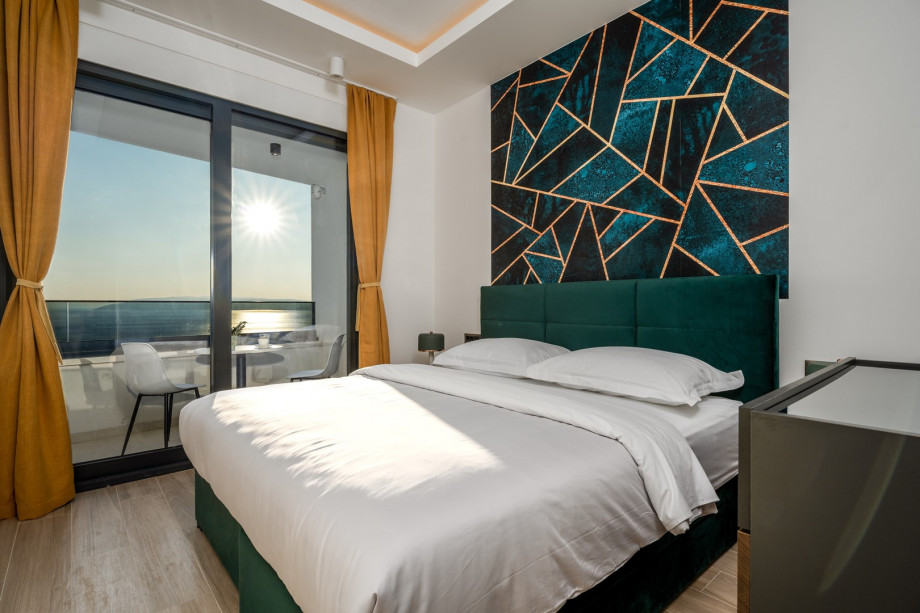 Bedroom No. 3 with a sea view, a king-size bed 180cm x 200cm, A/C, TV.