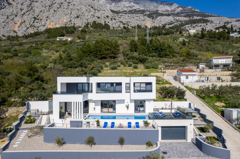 Villa SAGNIA is located 1.2 km from the center of Makarska, and a car is recommended because it is located above the coastal road.