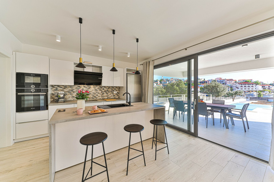 A fully equipped kitchen with all the appliances you need for a comfortable stay